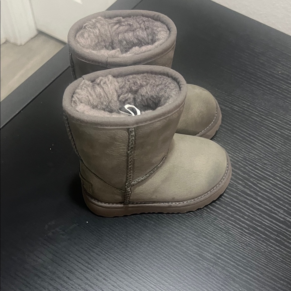 UGG Classic grey Shearling Boots 7c